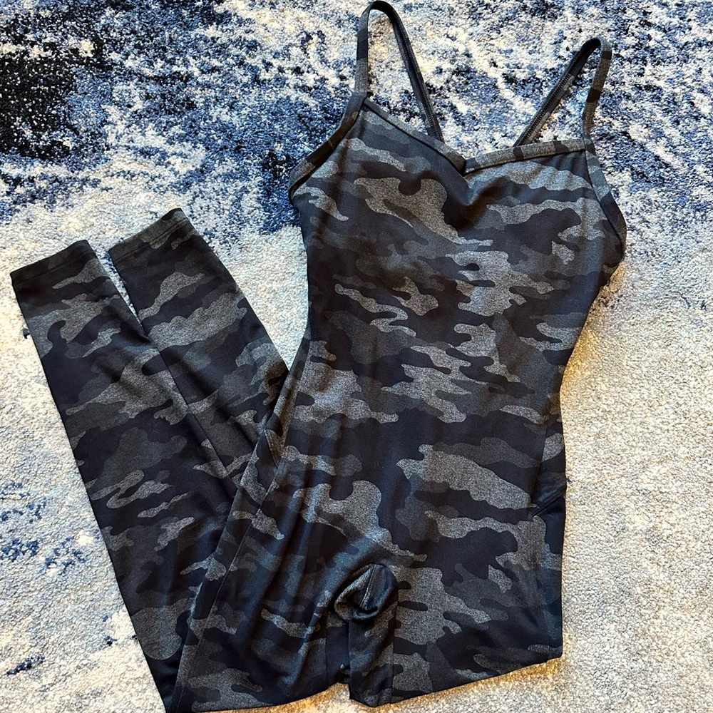 bombshell sportswear bodysuit - black/gray camo size small